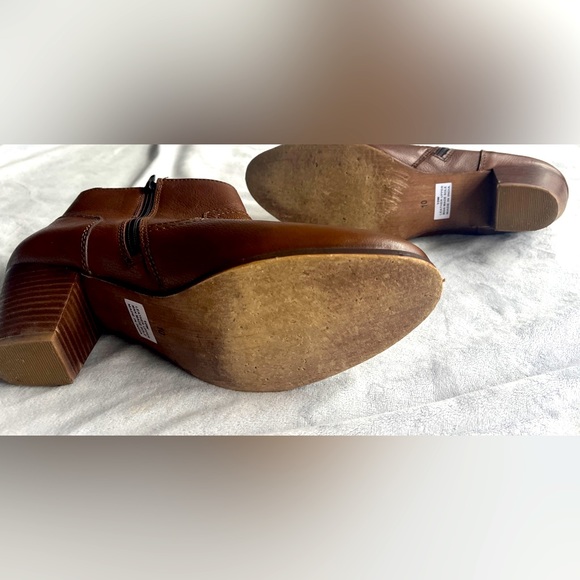 Women’s short leather booties. Size 10 - Picture 3 of 5